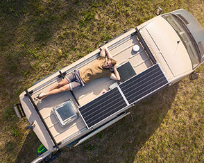 Mann sonnt sich auf Camper Van Dach Wohnmobil mieten Anbieter-Vergleich 2026