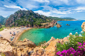 Strand auf Sardinien mit blauem Meer und Felsen 2026