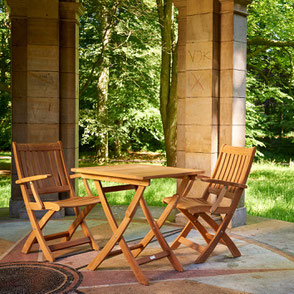 Tische und Stühle der Serie Alexia von Traditional Teak. Hochwertige Gartenmöbel von Teak & More in Gobelsburg, nähe Wien.