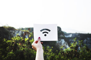 mano che tiene segnale wifi free