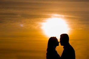 uomo e donna con tramonto sullo sfondo