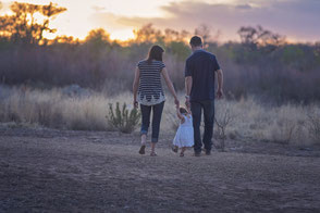 ragazzo ragazza e bambina che camminano
