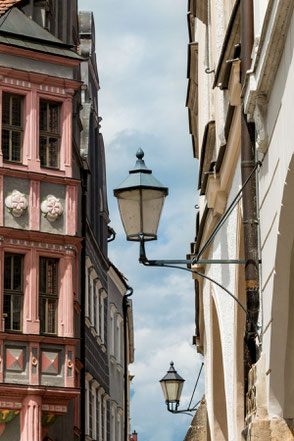 haeuserfassade-mit-strassenlaternen-in-goerlitz-II