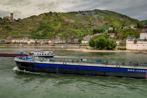 Frachtschiffe auf dem Rhein bei Kaub