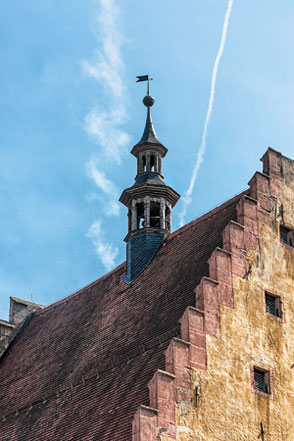 gezackter-giebel-eines-hauses-mit-glockenturm-bamberg