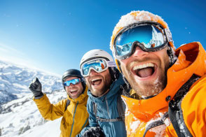 Skifahrer in den Bergen. Auslands-Reisekrankenversicherung.