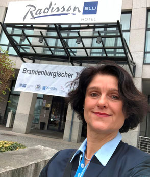 Ina Bärschneider in Cottbus vor dem Radisson Blu