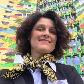 Ina Bärschneider vor dem Ahorn Seehotel Templin
