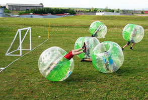 Sportliches Teamevent mit Bubble Soccer Firmenevent Fußballturnier Turnierplan Fußball