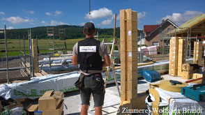Blockhaus Montage - Blockhausbauer bei der Arbeit - Holzhandwerk - Deutschland - deutschlandweit