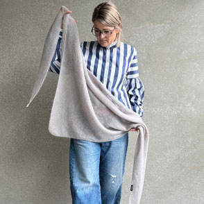 Großes, locker gestricktes Kidmohair Triangle KID in Taupe