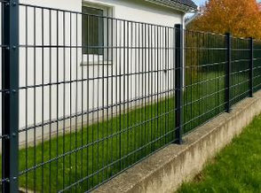 Doppelstabmattenzaun aus Metall in Grün, fachgerecht montiert in Pirna durch RK Facility Services.