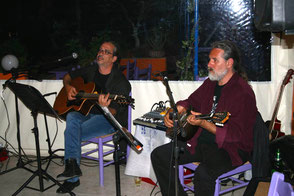 zwei Musiker spielen Gitarre