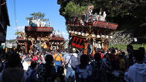 三島神社に集結した屋台の画像