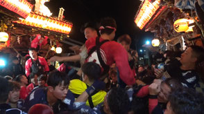 夜祭りの練りでは若衆たちのパワーが漲ります