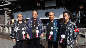 奉納大横笛の下で会長、町長らと共に記念撮影