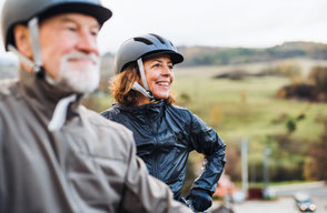 Ein älteres Paar beim Radfahren in der Natur