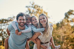 Eine 4-köpfige Familie in der Abendsonne