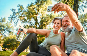 Älteres Paar macht ein Selfie beim Outdoor-Sport