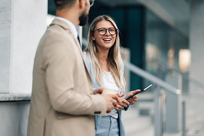 Arbeitskollegen machen eine Pause vor dem Büro