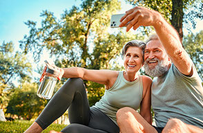 Älteres Paar mach eine Selfie beim Sport