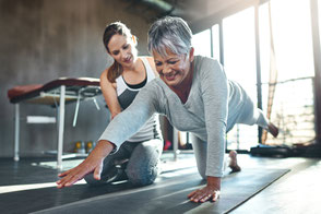 Therapeutin und Patientin bei der Physiotherapie