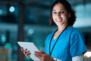Junge OP-Krankenschwester mit iPad