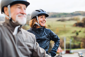 Rentner-Paar bei einer gemeinsamen Radfahrt in der Natur