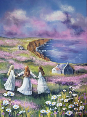 Tanz am Meer – Kunst von Susanne Arendt. Ein verträumtes Acrylgemälde zeigt drei Mädchen in weißen Kleidern, die Hand in Hand über eine blühende Küstenlandschaft tanzen. Wilde Blumen, sanfte Klippen und das Meer schaffen eine magische Atmosphäre.
