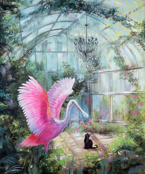 Time Flies – Kunst von Susanne Arendt. Ein fantasievolles Acrylgemälde zeigt einen rosa Löffler, der in einem verwunschenen Gewächshaus seine Flügel ausbreitet. Eine schwarze Katze beobachtet ihn, während ein Kronleuchter sanftes Licht spendet.