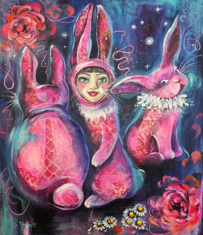 Jenseits der Märchen – Mixed-Media-Gemälde von Susanne Arendt. Drei pinke Hasenfiguren in einer fantasievollen Szenerie. Einer mit menschlichem Gesicht. Tiefblauer Hintergrund mit floralen Mustern, Schnörkeln und Sternen – ein surreal-magisches Kunstwerk.