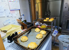 運が良ければ、焼きたてをゲットできます！ (この時は焼きたて塩パンをゲットしました)