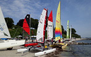XCAT-Sail an der Ostsee, Sierksdorf, Segelvorbereitung der Katamarane, Aufbau am Strand
