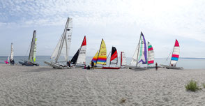 XCAT-Segelkatamaran, Ostsee, Sierksdorf, Katamarane am Strandpanorama