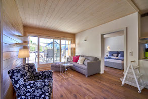 Gemütliches Wohnzimmer im skandinavischen Stil in einer Zwei-Zimmer-Ferienwohnung im Alb Appartement auf der schwäbischen Alb - Ihre Hotelalternative zwischen Bodensee, Allgäu und Schwarzwald für Wanderurlaub, Geschäftsreise oder Longstay