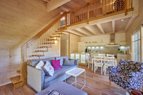 Gemütliche Sitzecke mit Küchenzeile im Hintergrund in einer Zwei-Zimmer-Maisonette-Ferienwohnung im Alb Appartement auf der schwäbischen Alb - Ihre Hotelalternative zwischen Bodensee, Allgäu und Schwarzwald für Wanderurlaub, Geschäftsreise oder Longstay
