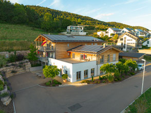 in ökologischer Bauweise errichtetes, barrierefreies Haus der Alb Appartements auf der schwäbischen Alb - ruhig und beschaulich gelegen mit Ferienwohnungen für Urlaub in Deutschland und Geschäftsreisen sowie Serviced Appartements für Wohnen auf Zeit