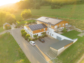 In ökologischer Bauweise errichtetes, barrierefreies Haus der Alb Appartements auf der schwäbischen Alb - ruhig und beschaulich gelegen mit Ferienwohnungen für Urlaub in Deutschland und Geschäftsreisen sowie Serviced Appartements für Wohnen auf Zeit