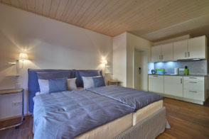 Gemütliches Doppelbett in unserer Ein-Raum-Junior-Suite im Alb Appartement auf der schwäbischen Alb - Ihre Hotelalternative zwischen Bodensee, Allgäu und Schwarzwald für Wanderurlaub, Geschäftsreise oder Longstay