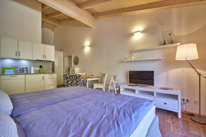 Gemütliches Doppelbett in der exklusiven Ein-Raum-Juniorsuite im Alb Appartement auf der schwäbischen Alb - Ihre Hotelalternative zwischen Bodensee, Allgäu und Schwarzwald für Wanderurlaub, Geschäftsreise oder Longstay