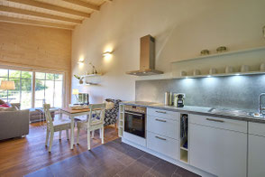 Gemütliches Wohnzimmer mit Küchenzeile im Zwei-Zimmer-Appartement plus im Alb Appartement auf der schwäbischen Alb - Ihre Hotelalternative zwischen Bodensee, Allgäu und Schwarzwald für Wanderurlaub, Geschäftsreise oder Longstay