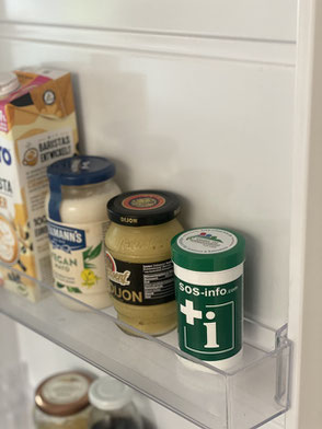 Foto einer SOS-Notfalldose - sichtbar in der Kühlschranktür platziert für eine Notfallsituation
