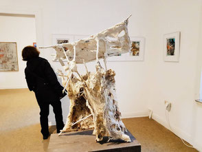 Besucherin vor Skulpturen von Martin Sieverding in der RuhrGallery #VillaArtis
