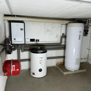 neuer Heizraum mit Inneneinheit der Wärmepumpe, Edelstahl-Warmwasserspeicher und Reihenpufferspeicher