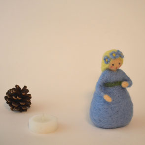 Vergissmeinnicht Blumenkind, Filzfigur, Wollfigur, Puppe, Waldorf, Jahreszeitentisch