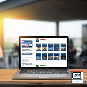 Laptop mit HOZ Cloud® zeigt Module des Hochseeschein Onlinekurses – Navigation, Theorie und Gezeiten digital lernen.