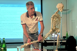 Dr. Frank Paech erklärt am Skelett praktische Notfallmassnahmen für den Kurs Medizin an Bord im Rahmen der SeaDocs-Ausbildung.