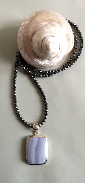 BLUE WAVE - Anhänger Chalcedon mit Kette aus Hämatit anthrazit