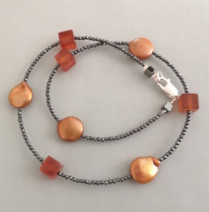 Kette CUBE Sunshine - Coinperlen bronze und Carneolwürfel mit Hämatit; Süßwasserperlen, Perlenkette, Perlenarmband