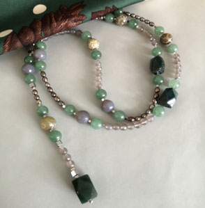 Y-Kette in Grüntönen mit Taupe; Perlenschmuck